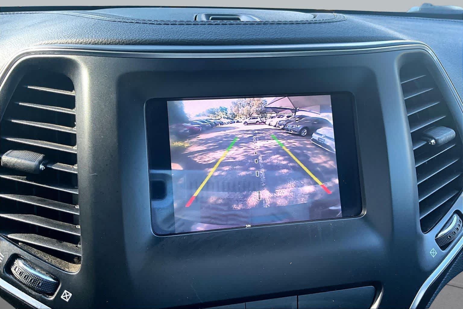 Used 2019 Jeep Cherokee Latitude Plus FWD image 27