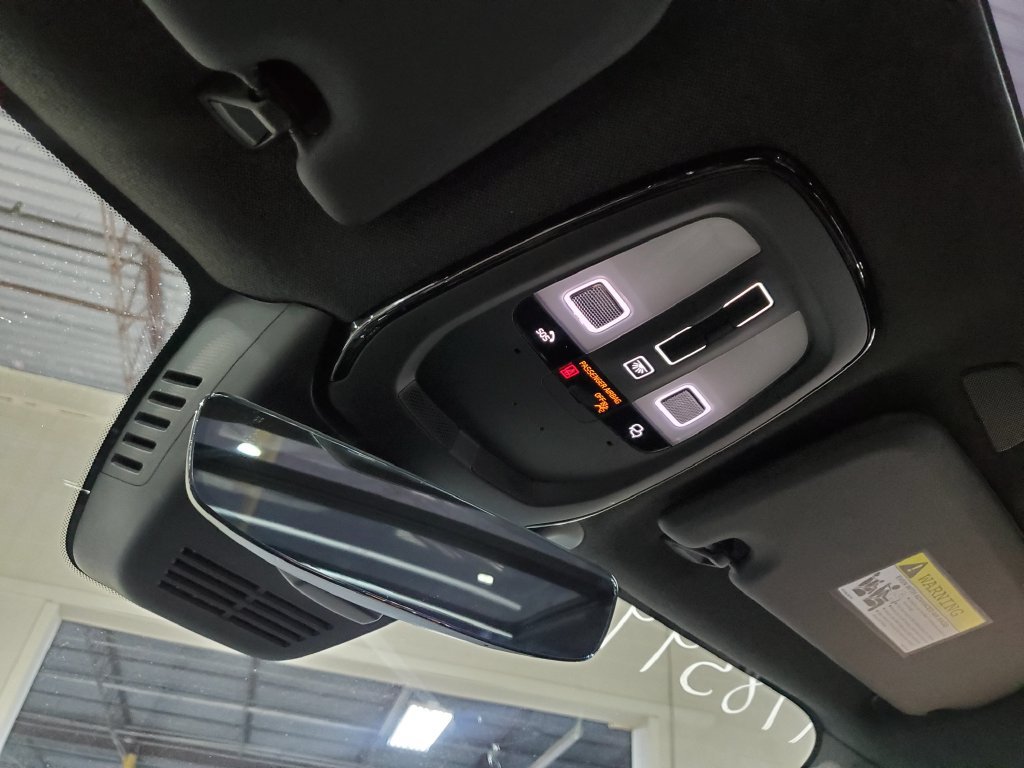 Used 2025 Volvo XC40 B5 Core AWD/4WD image 36