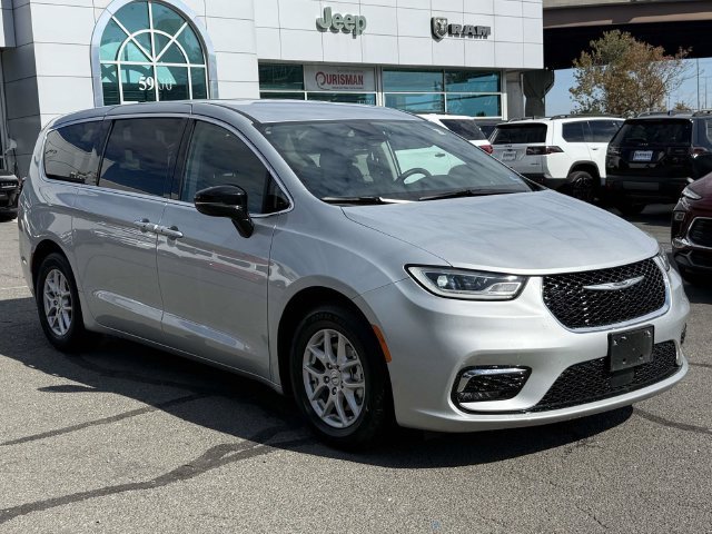 Used 2024 Chrysler Pacifica Touring-L FWD image 1