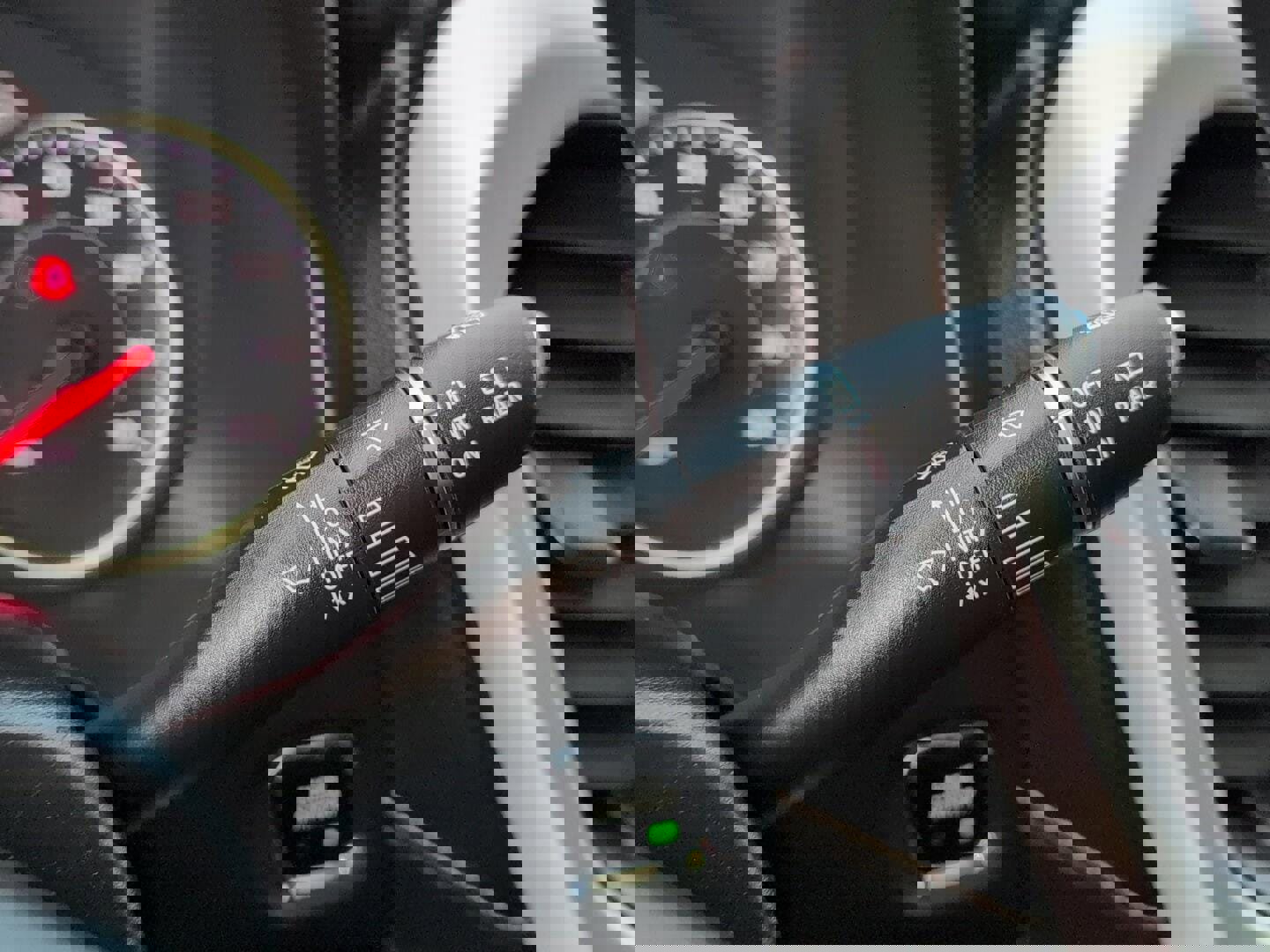 Used 2023 GMC Acadia SLT image 28