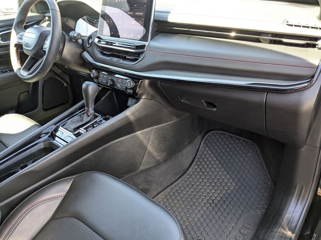 Used 2025 Jeep Compass Trailhawk AWD/4WD image 31