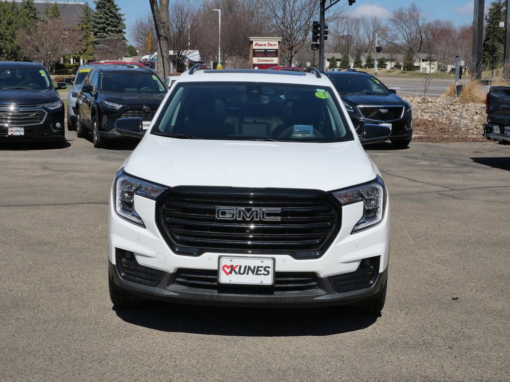 Used 2023 GMC Terrain SLT w/ Tech Package image 2