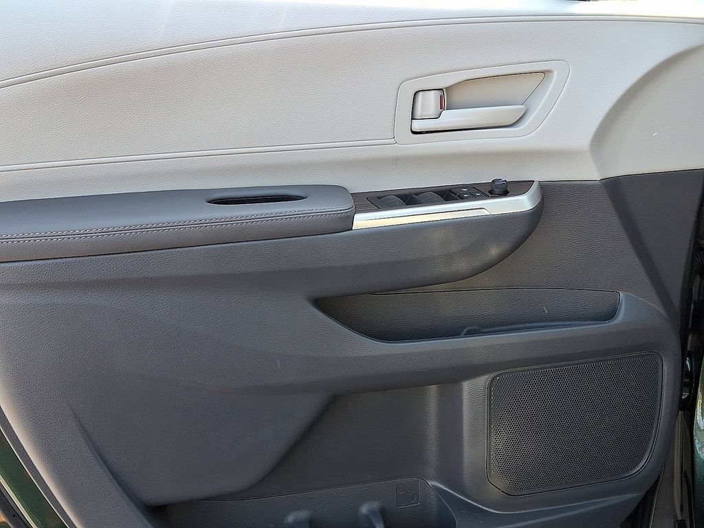 Used 2024 Toyota Sienna LE FWD image 16