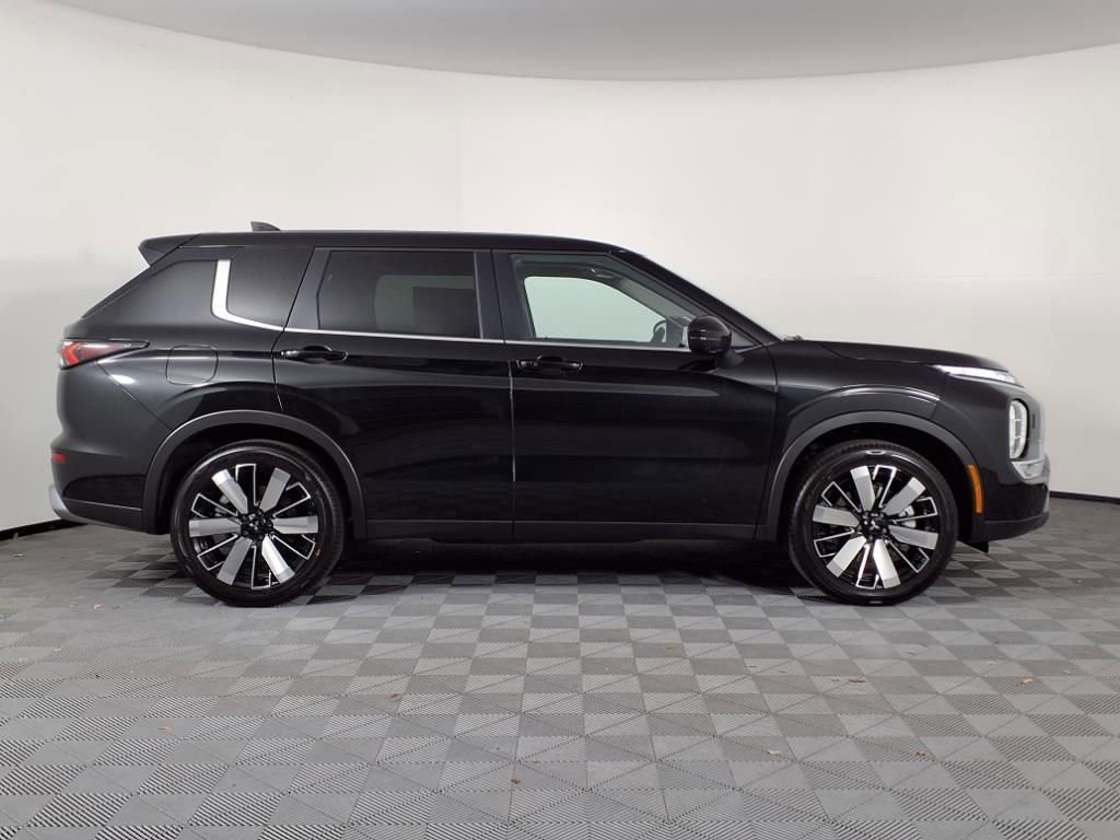Used 2025 Mitsubishi Outlander SE image 27