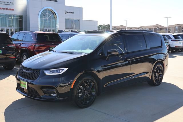 New 2026 Chrysler Pacifica Limited w/ Uconnect Theater Family Group FWD image 3
