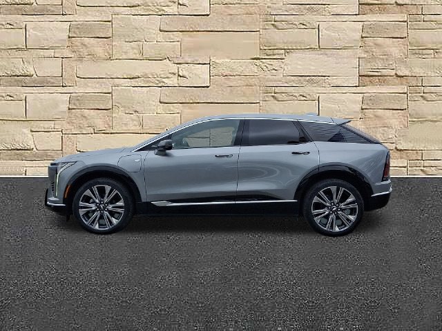 Certified 2025 Cadillac Optiq Luxury 2 AWD/4WD image 2