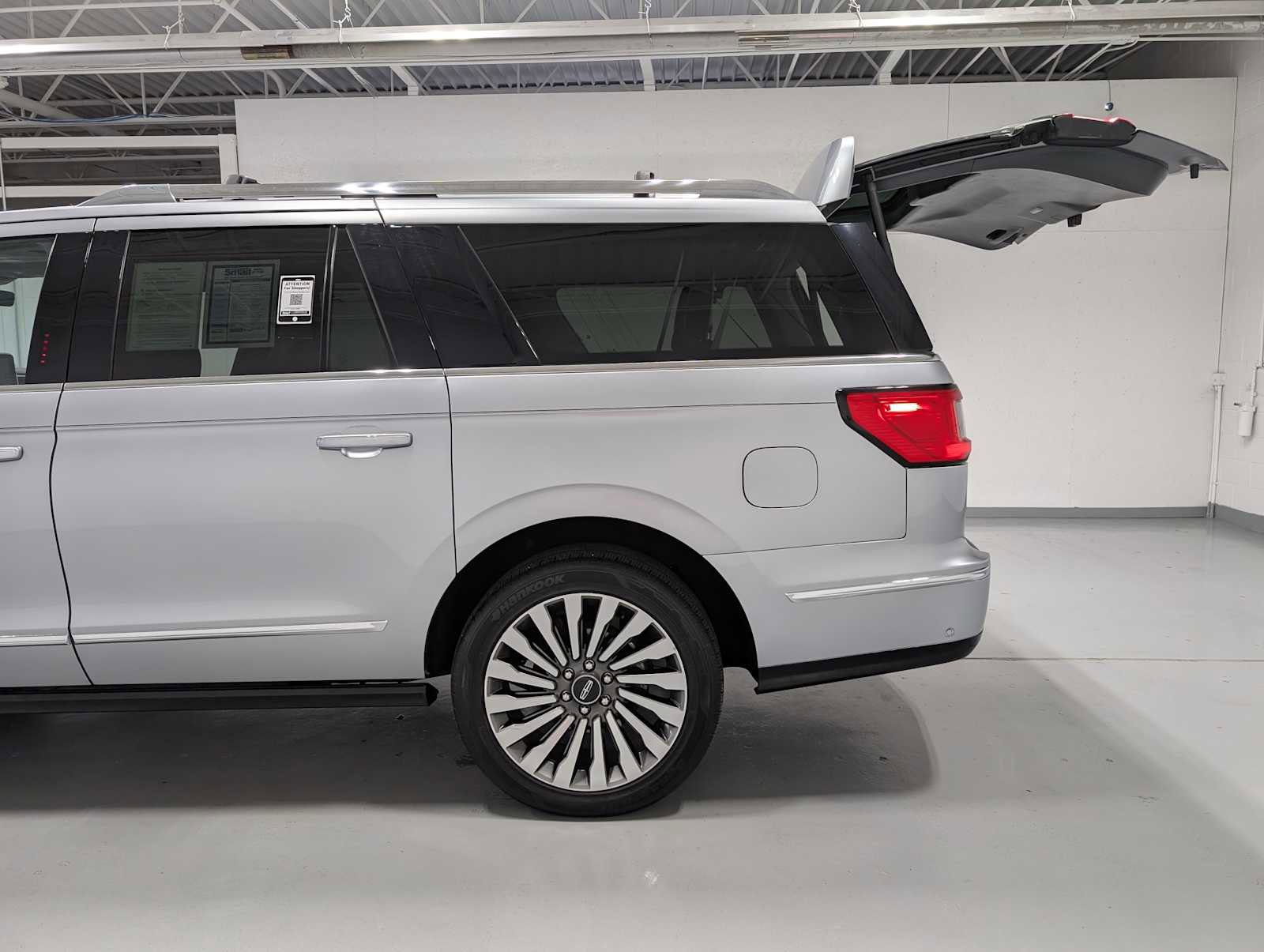 Used 2020 Lincoln Navigator L Reserve w/ Luxury Package AWD/4WD image 11