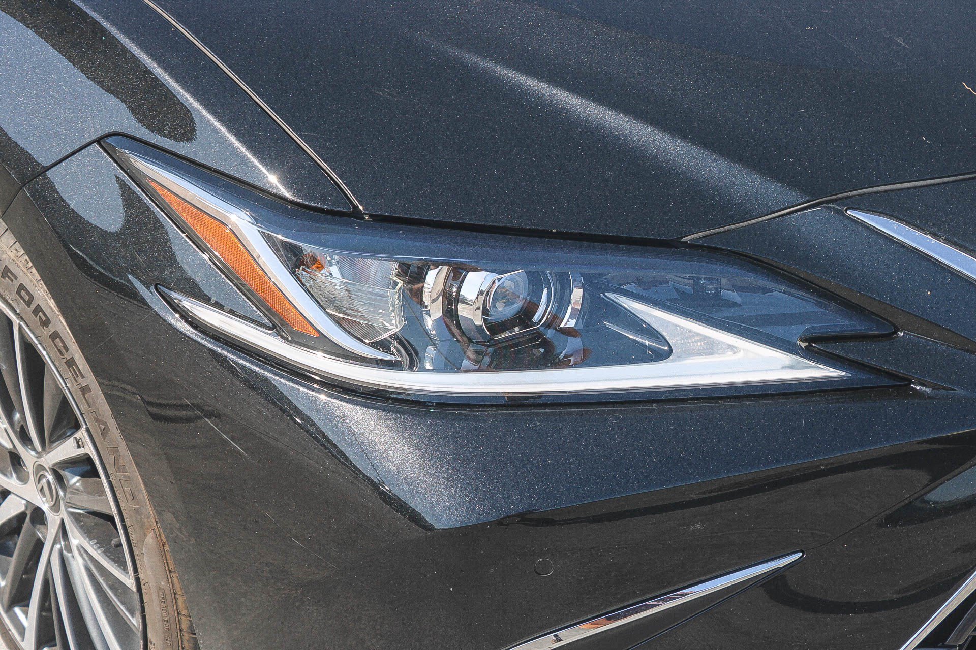 Used 2024 Lexus ES 300h w/ Premium Package FWD image 2