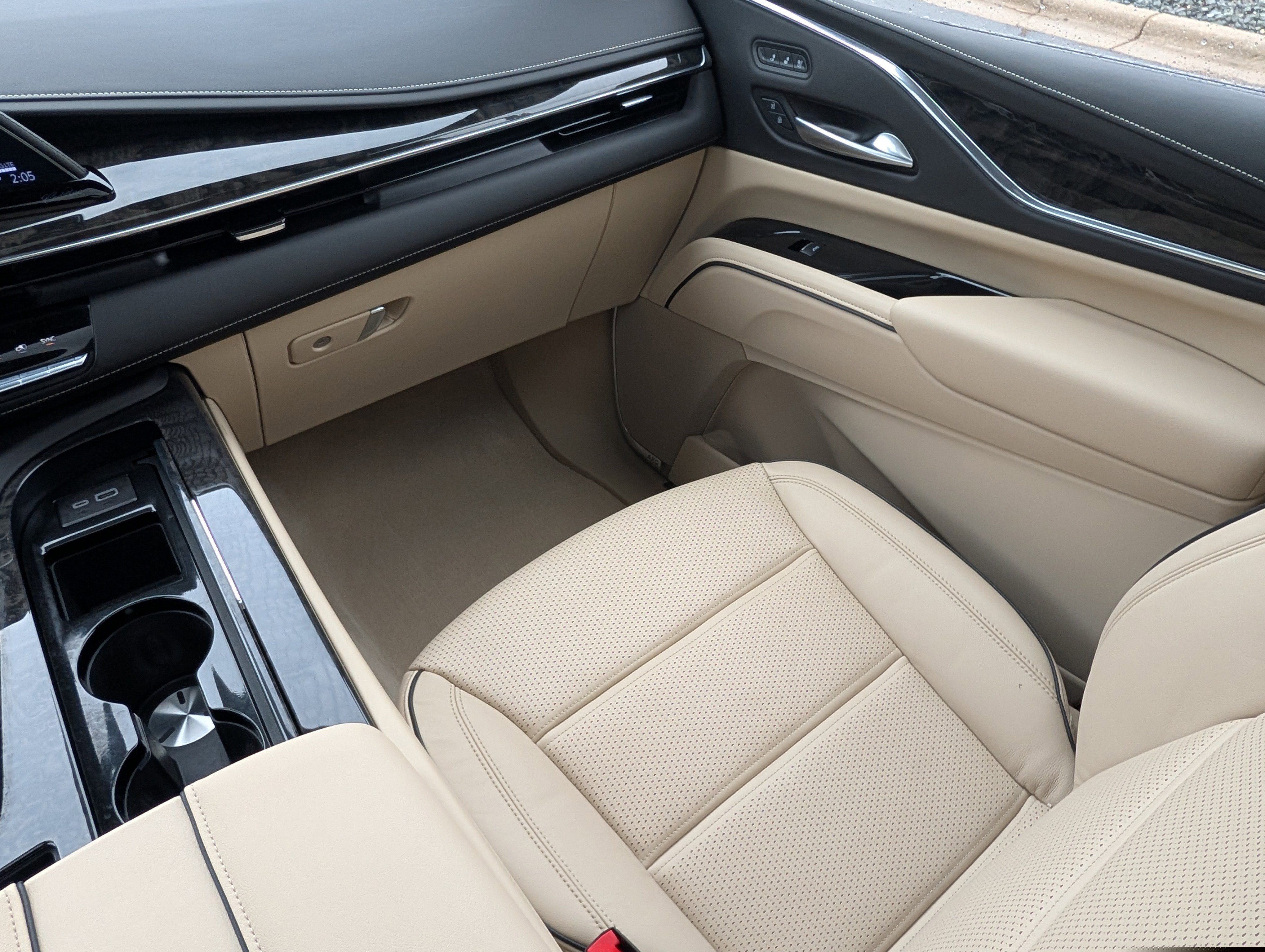 Used 2024 Cadillac Escalade Premium Luxury w/ LPO, Floor Liner Package AWD/4WD image 11