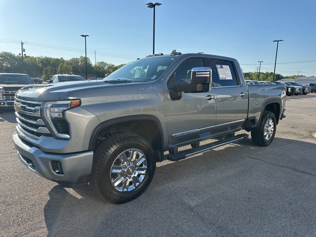 Used 2024 Chevrolet Silverado 2500 High Country w/ High Country Premium Package AWD/4WD image 3