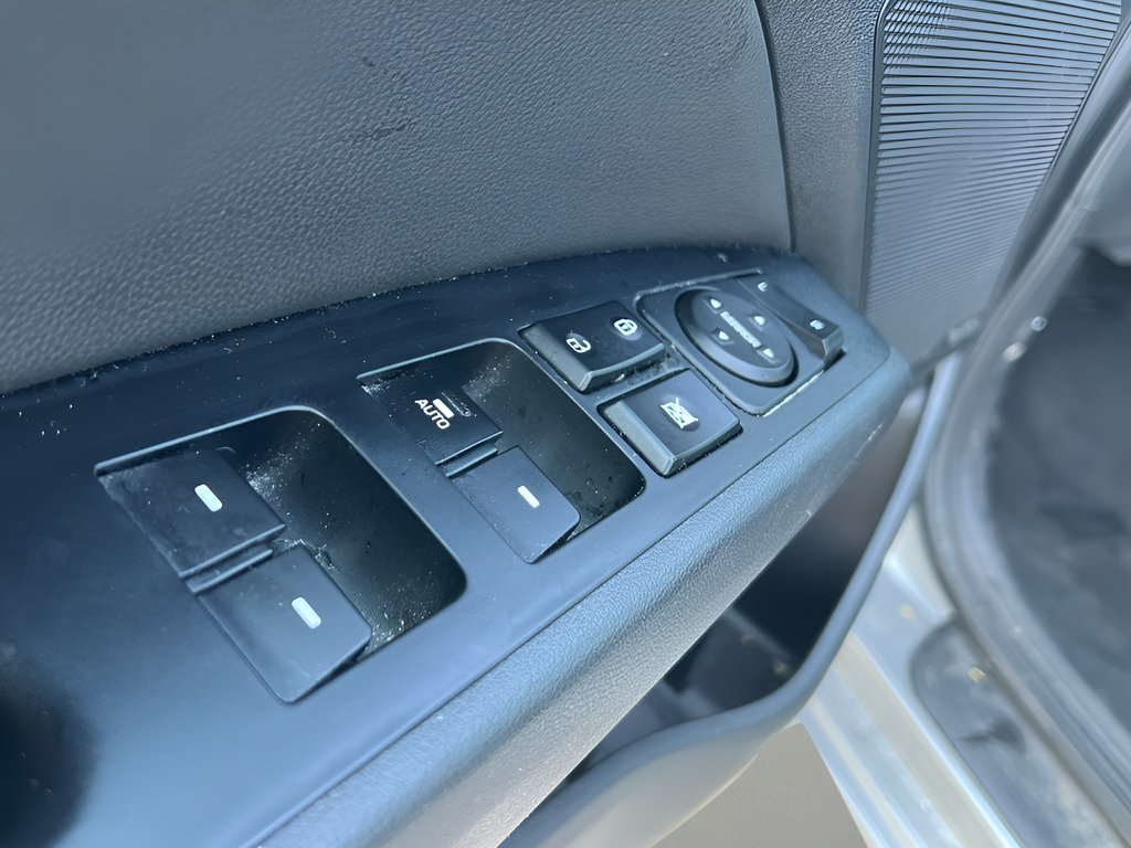 Used 2020 Hyundai Elantra Sedan FWD image 13