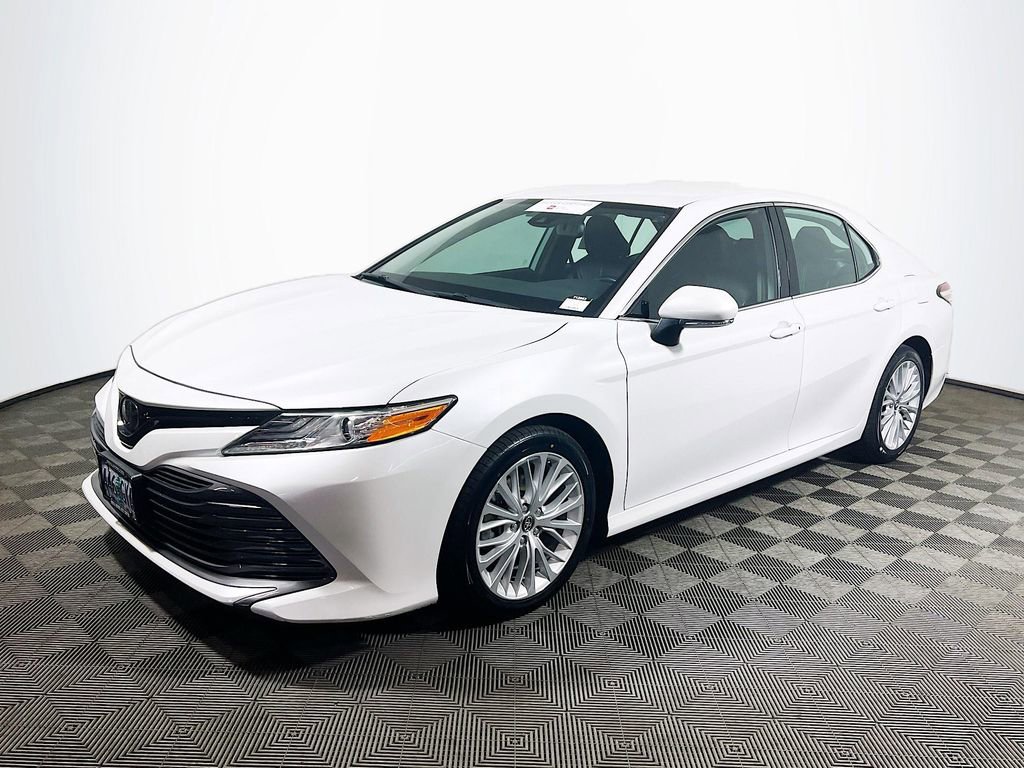 Certified 2019 Toyota Camry XLE FWD image 4