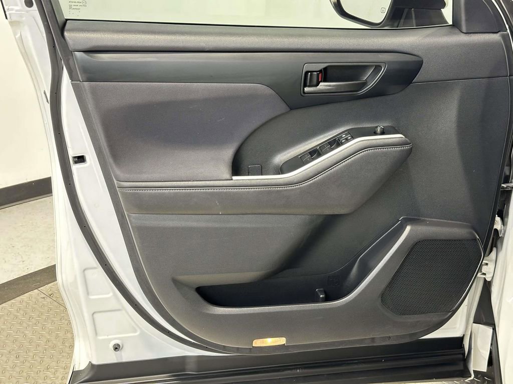 Used 2020 Toyota Highlander LE image 13