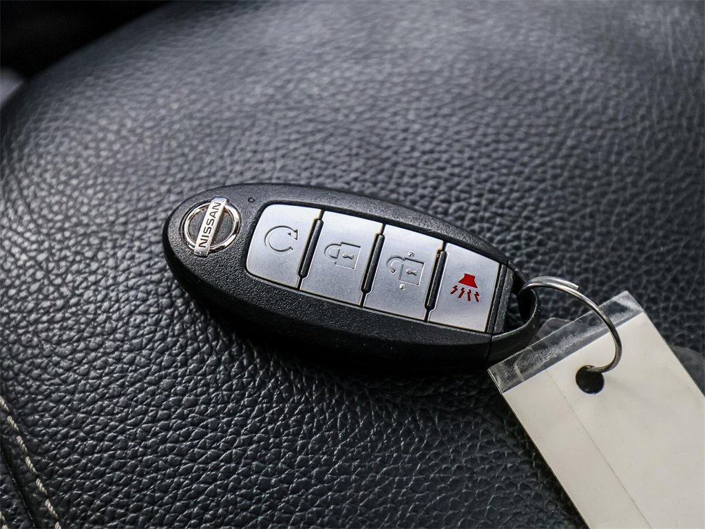 Used 2020 Nissan Titan SL w/ Moonroof Package image 40