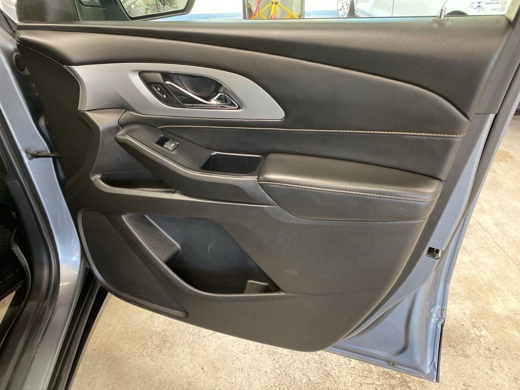 Used 2021 Chevrolet Traverse LT image 23