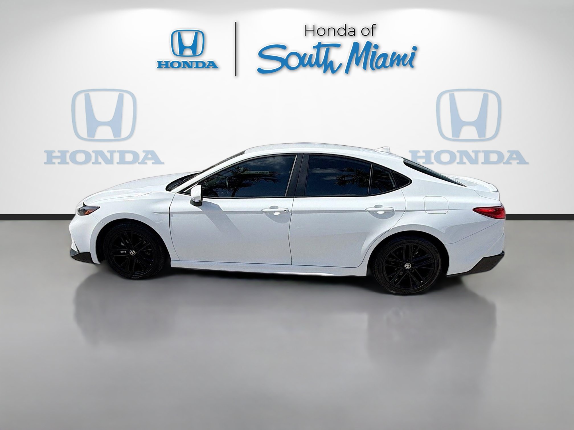 Used 2025 Toyota Camry SE FWD image 4