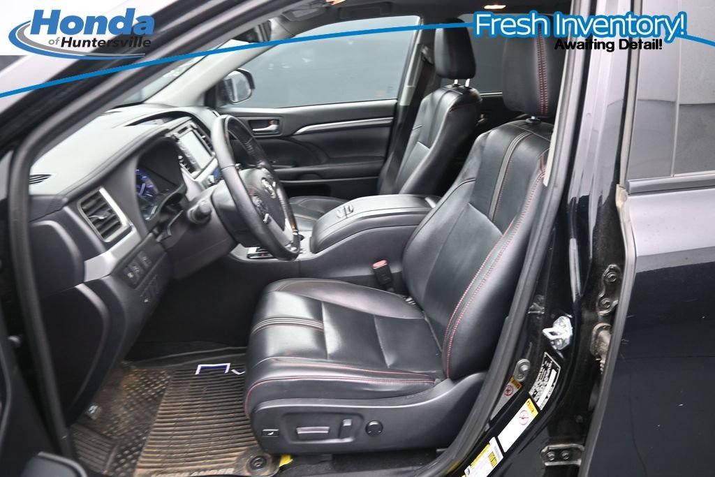 Used 2019 Toyota Highlander SE w/ Nightshade Edition AWD/4WD image 15