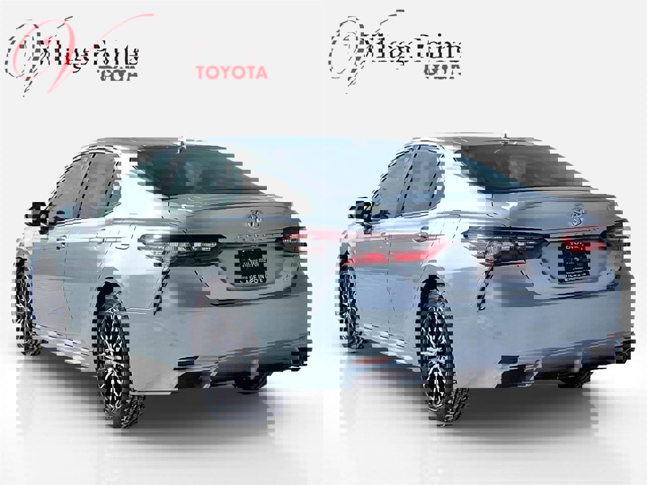 Used 2024 Toyota Camry SE image 3