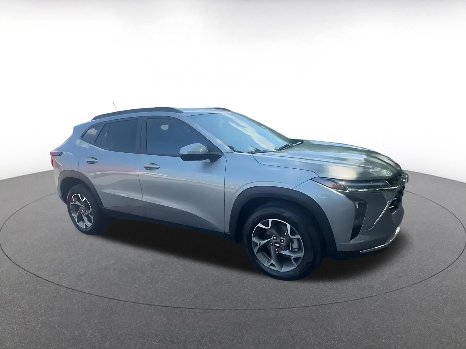 Used 2025 Chevrolet Trax LT w/ LT Convenience Package FWD image 2