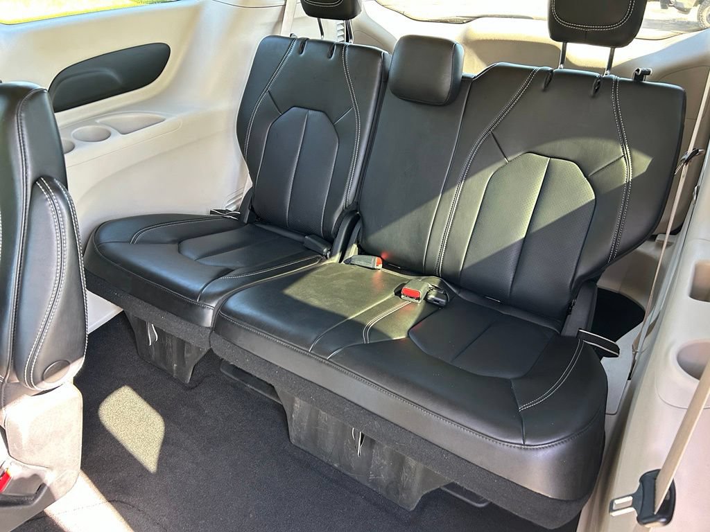 Used 2023 Chrysler Pacifica Touring-L FWD image 12