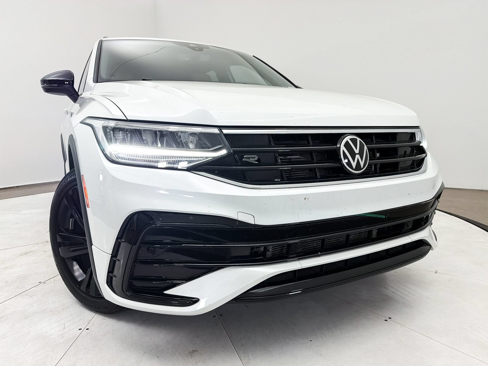 Used 2023 Volkswagen Tiguan SE R-Line FWD image 2