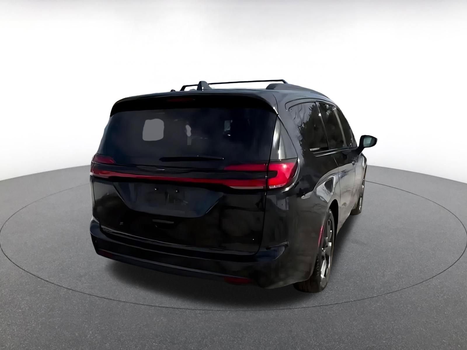 Used 2025 Chrysler Pacifica Limited image 15