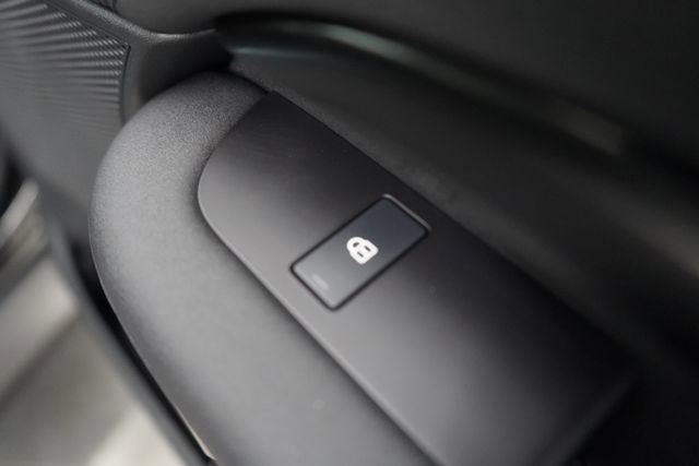 Used 2024 Land Rover Discovery S image 34