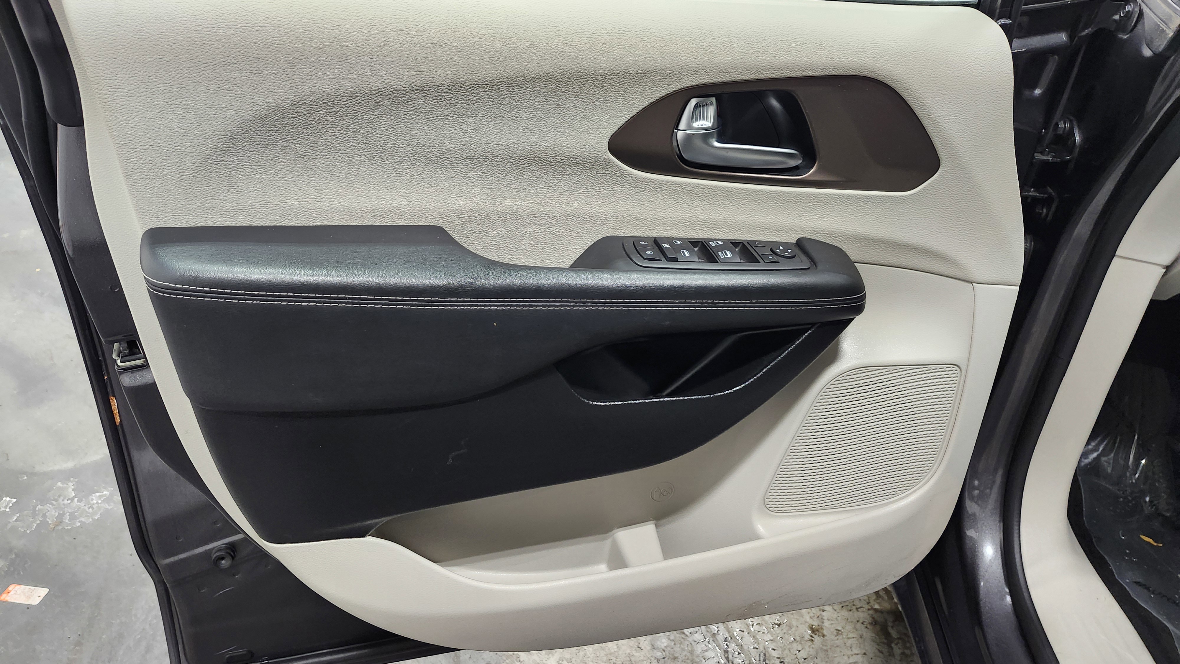 Used 2023 Chrysler Voyager LX image 23