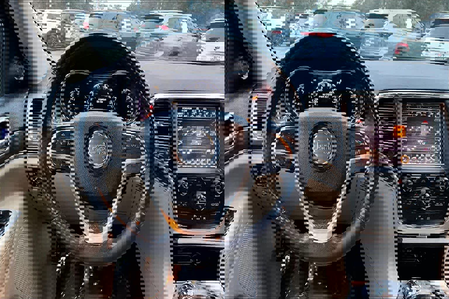 Used 2015 Jeep Grand Cherokee Limited w/ Luxury Group II image 5