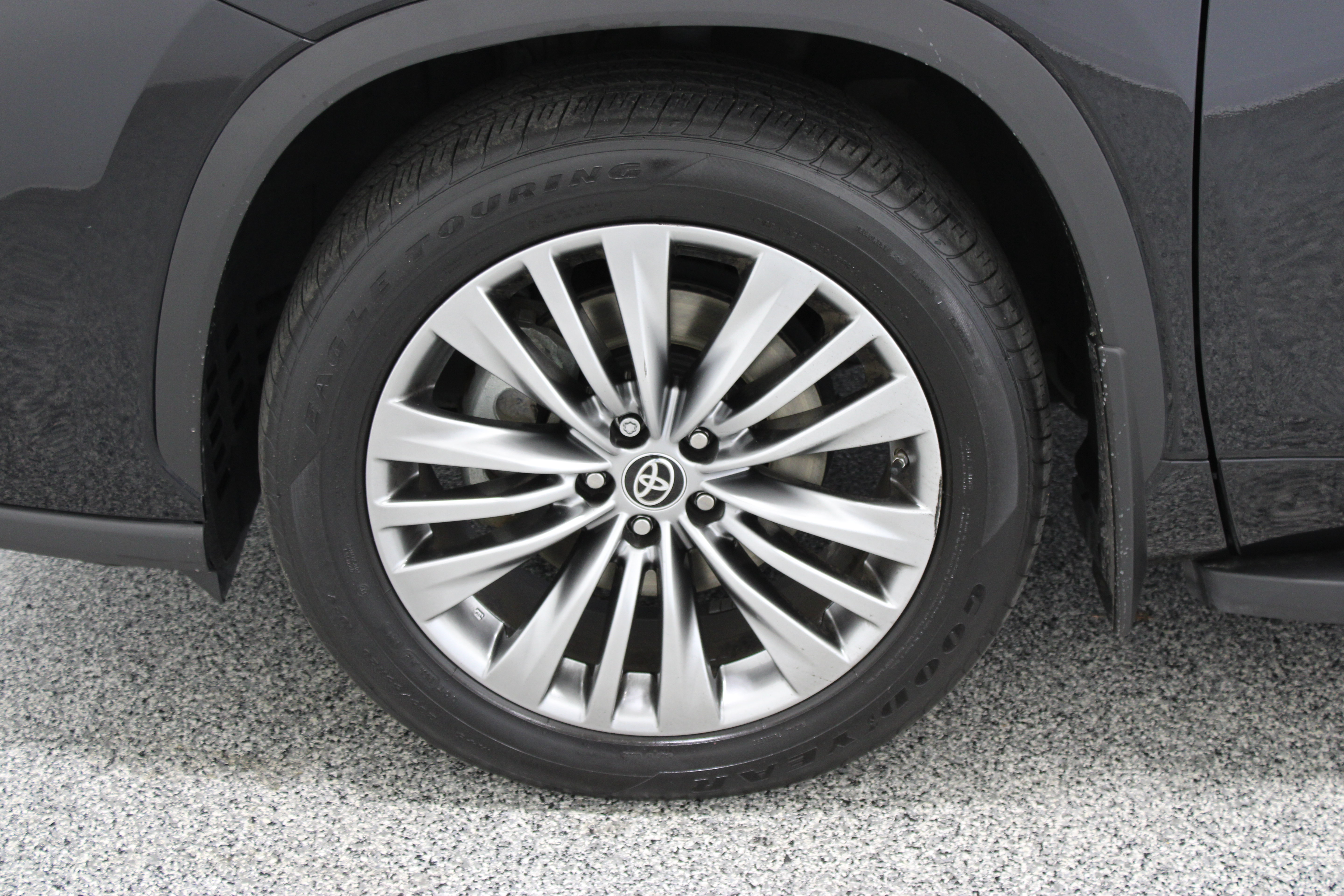 Used 2024 Toyota Highlander Platinum FWD image 11