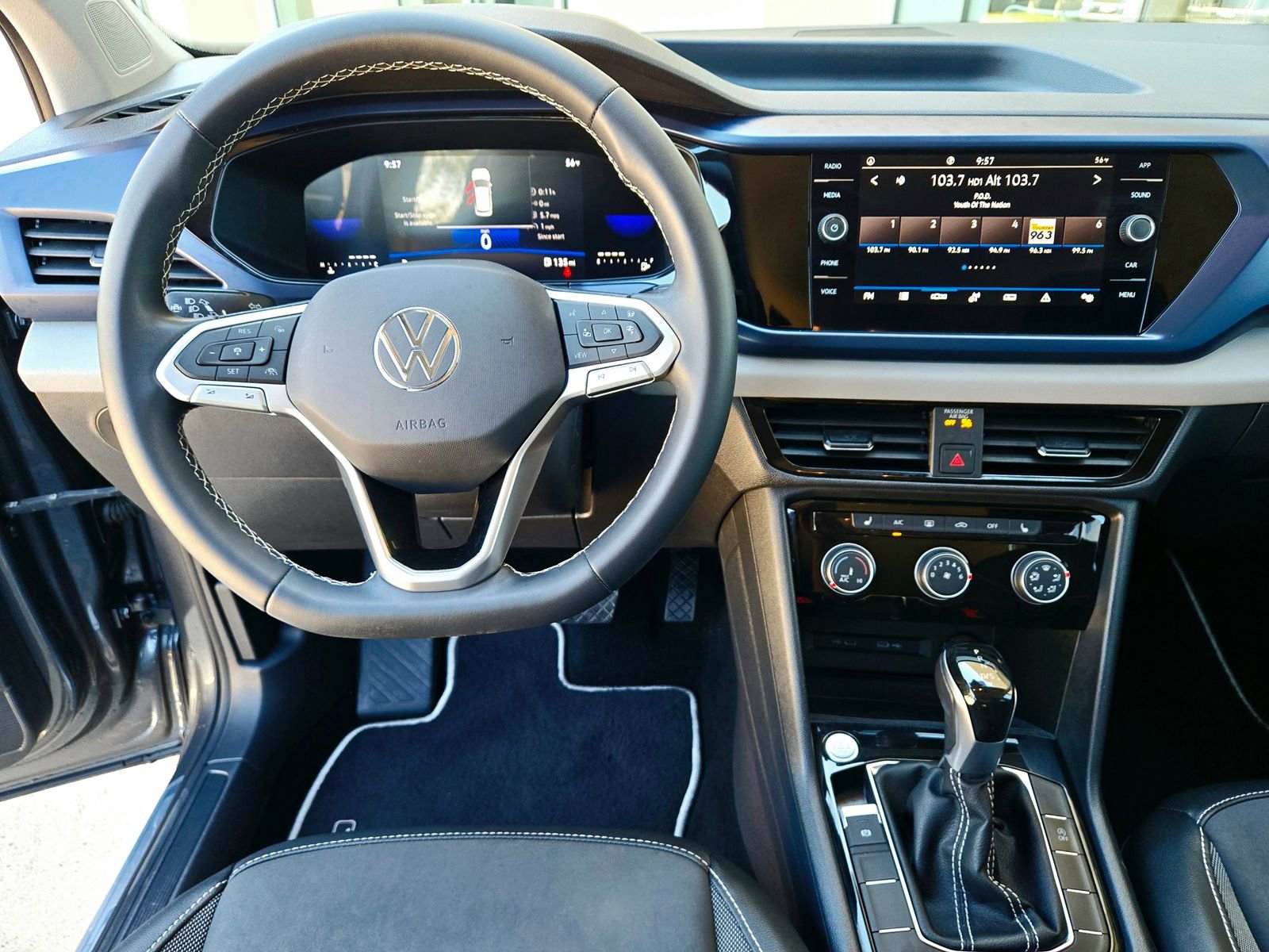 Used 2023 Volkswagen Taos SE w/ Black Wheel Package image 8