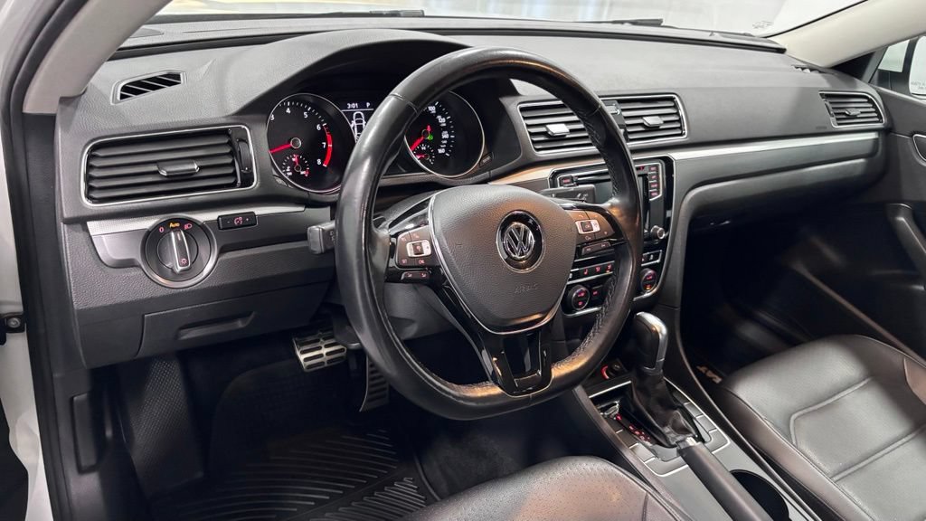 Used 2018 Volkswagen Passat 2.0T R-Line FWD image 10