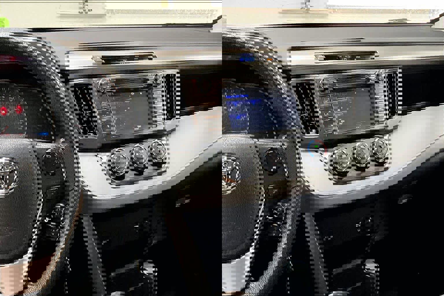 Used 2015 Toyota RAV4 LE image 9