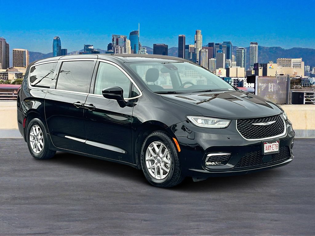 Used 2024 Chrysler Pacifica Touring-L FWD image 5