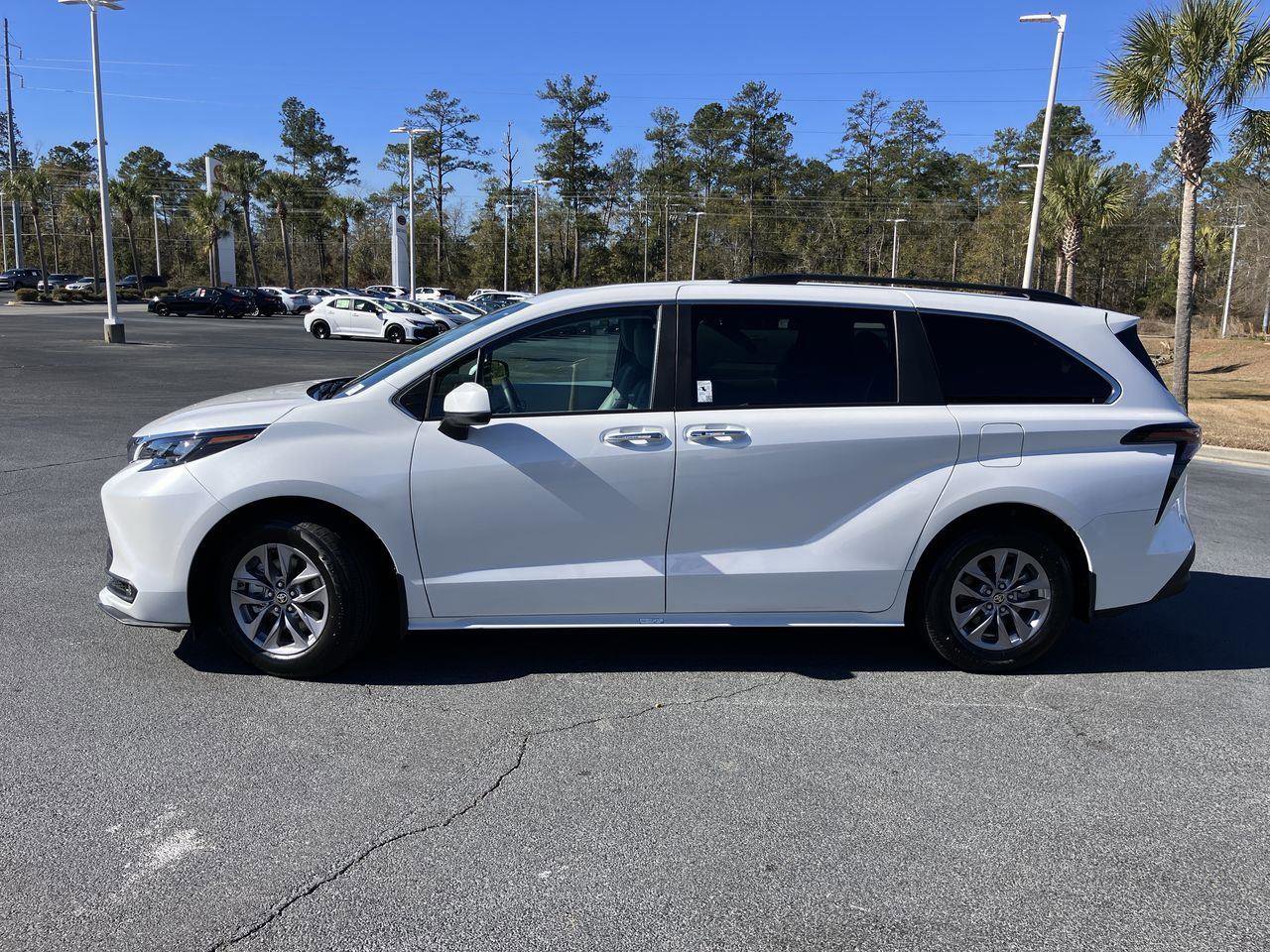 Used 2025 Toyota Sienna XLE image 2