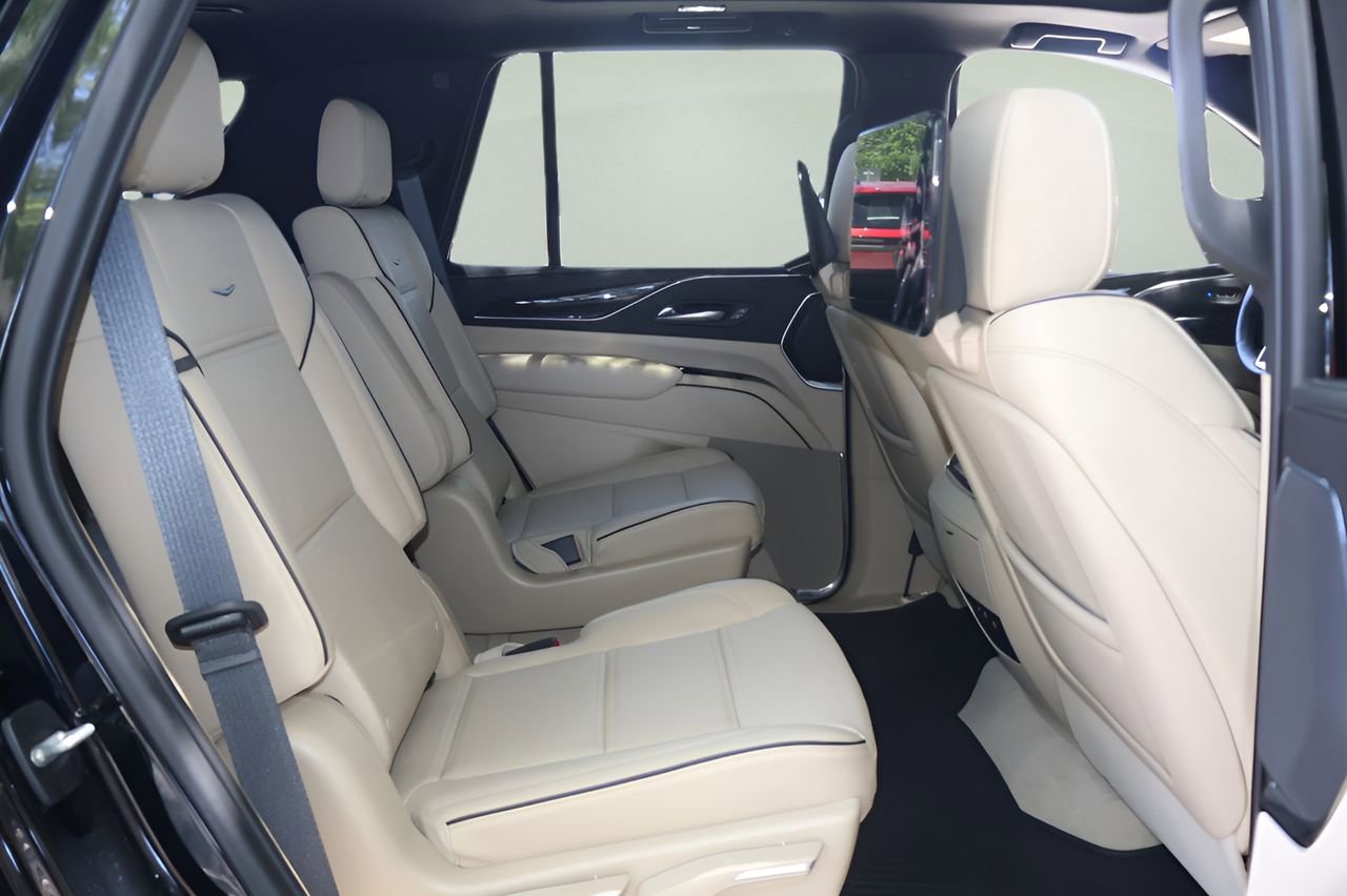 Used 2023 Cadillac Escalade Premium Luxury AWD/4WD image 18