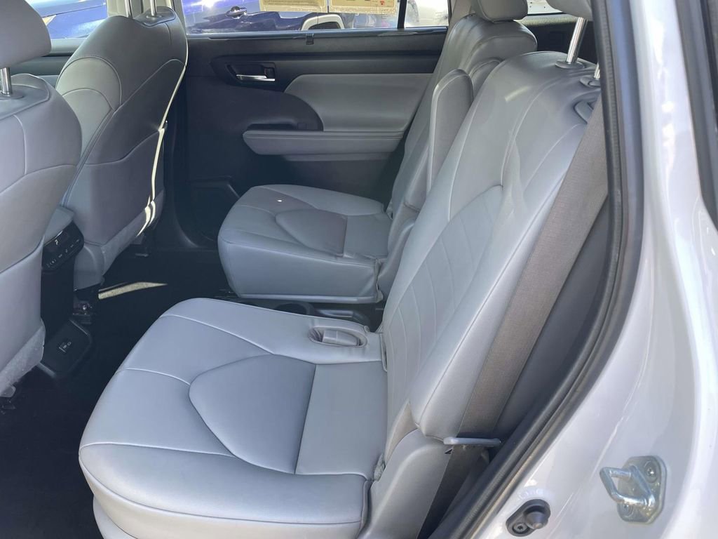 Used 2023 Toyota Highlander XLE AWD/4WD image 22