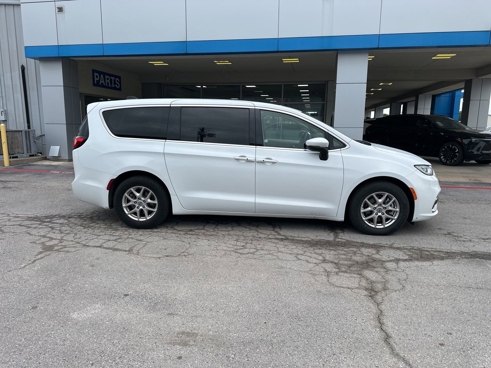 Used 2023 Chrysler Pacifica Touring-L image 6