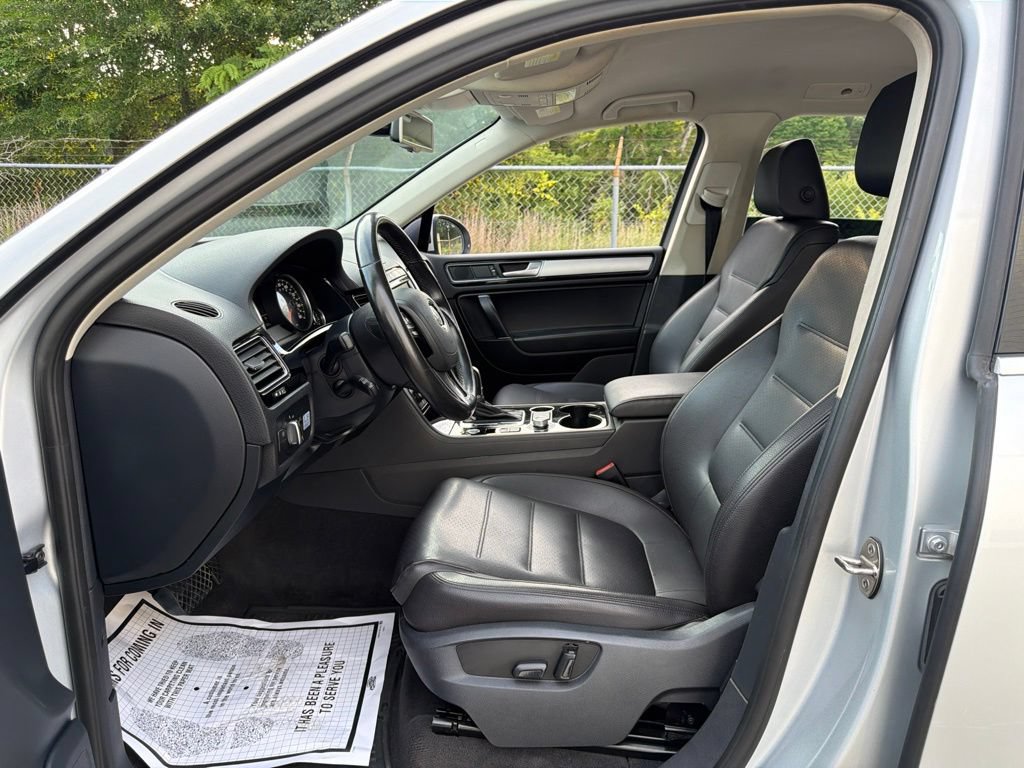 Used 2016 Volkswagen Touareg TDI w/ Technology Pkg AWD/4WD image 24