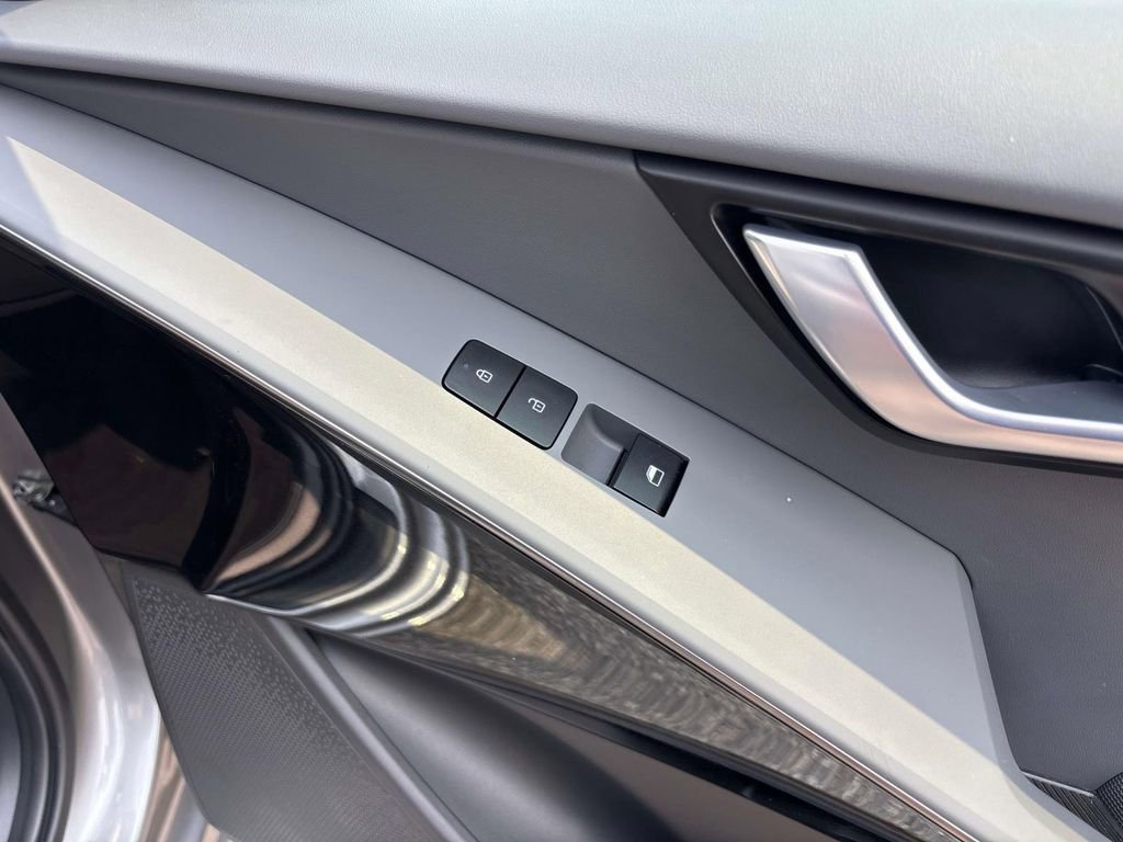 Used 2023 Kia Niro EX image 13