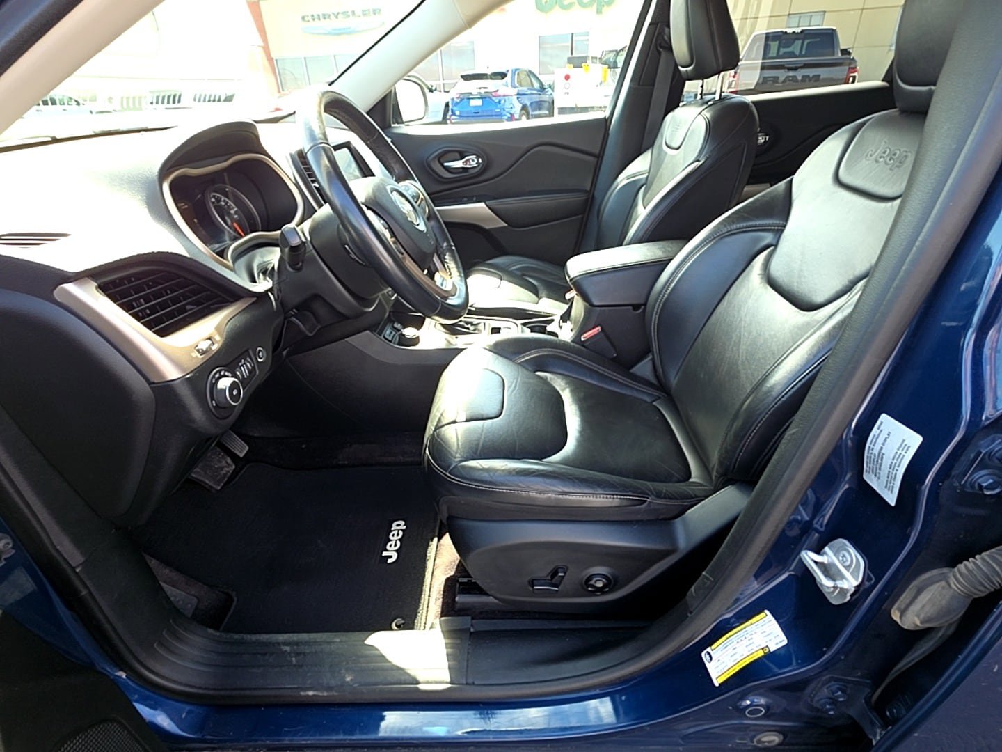 Used 2018 Jeep Cherokee Limited AWD/4WD image 12
