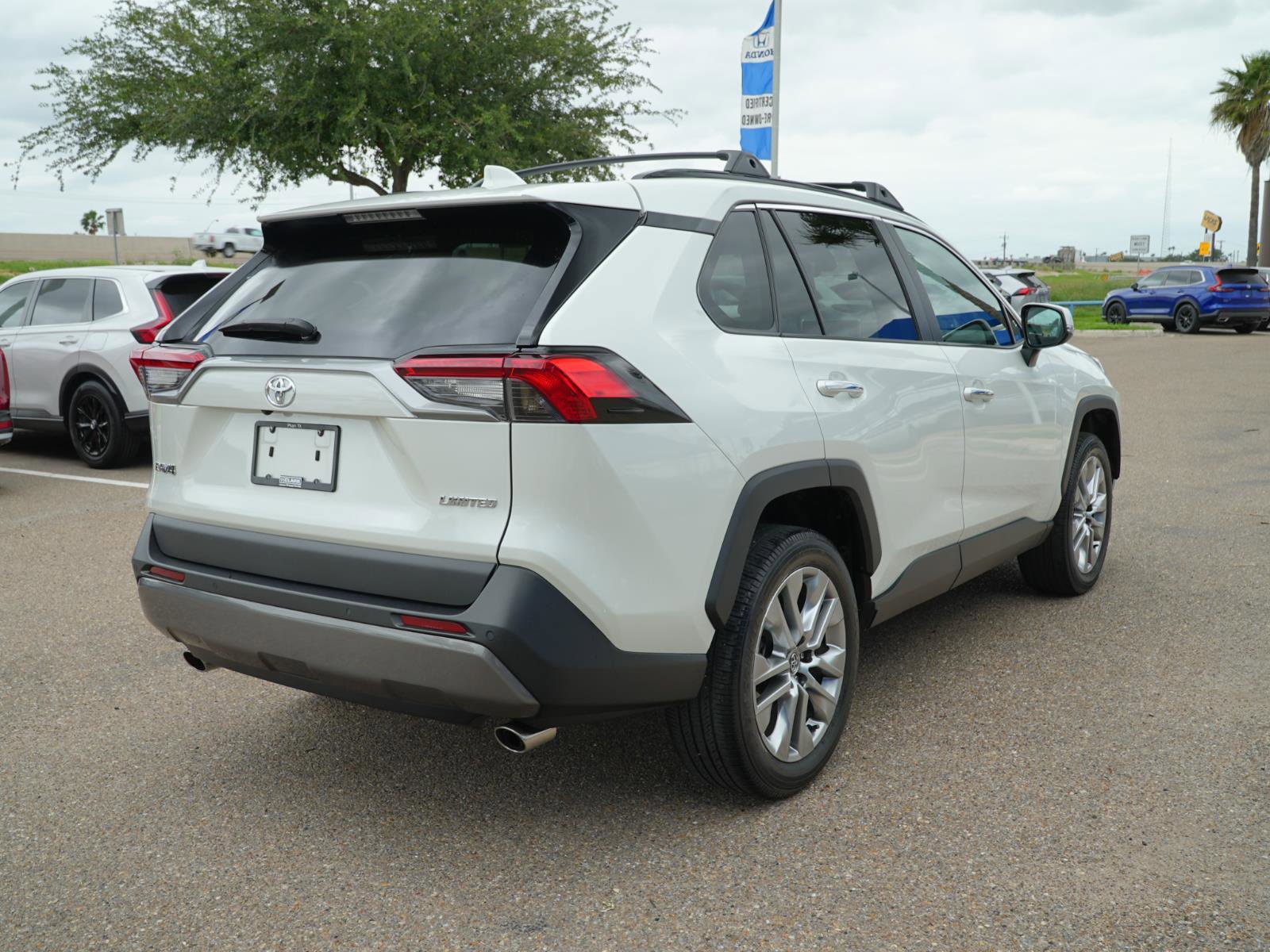 Used 2020 Toyota RAV4 Limited FWD image 5