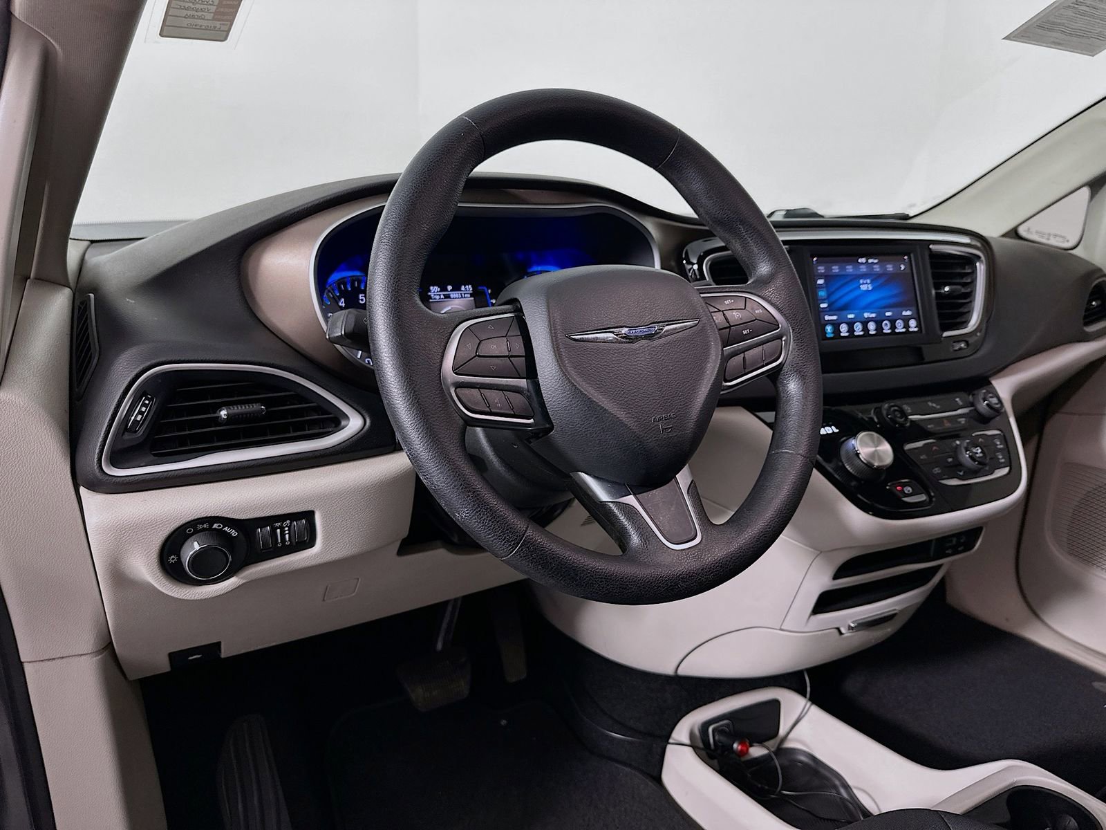 Used 2020 Chrysler Voyager LX image 10