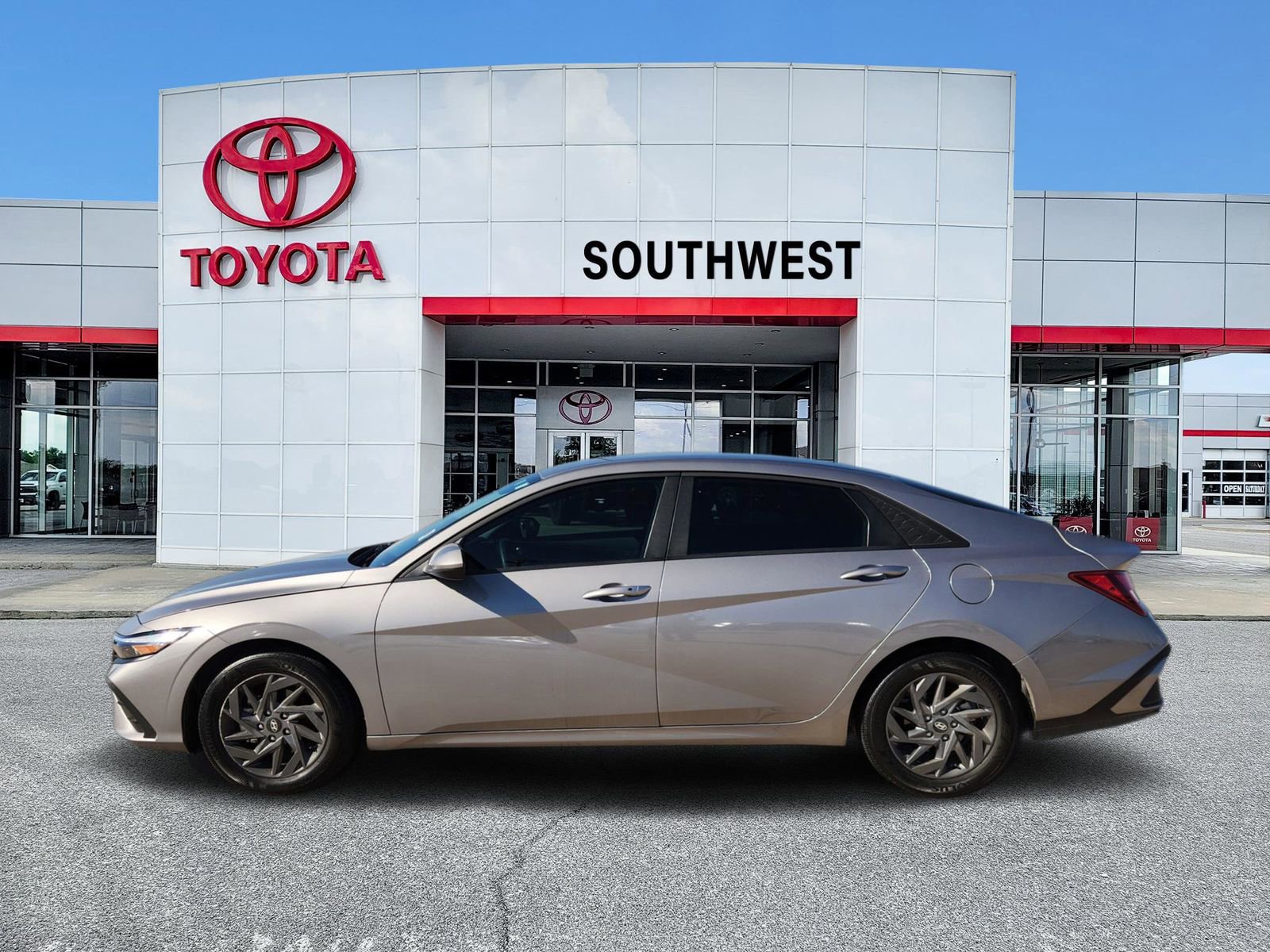 Used 2024 Hyundai Elantra SEL image 3