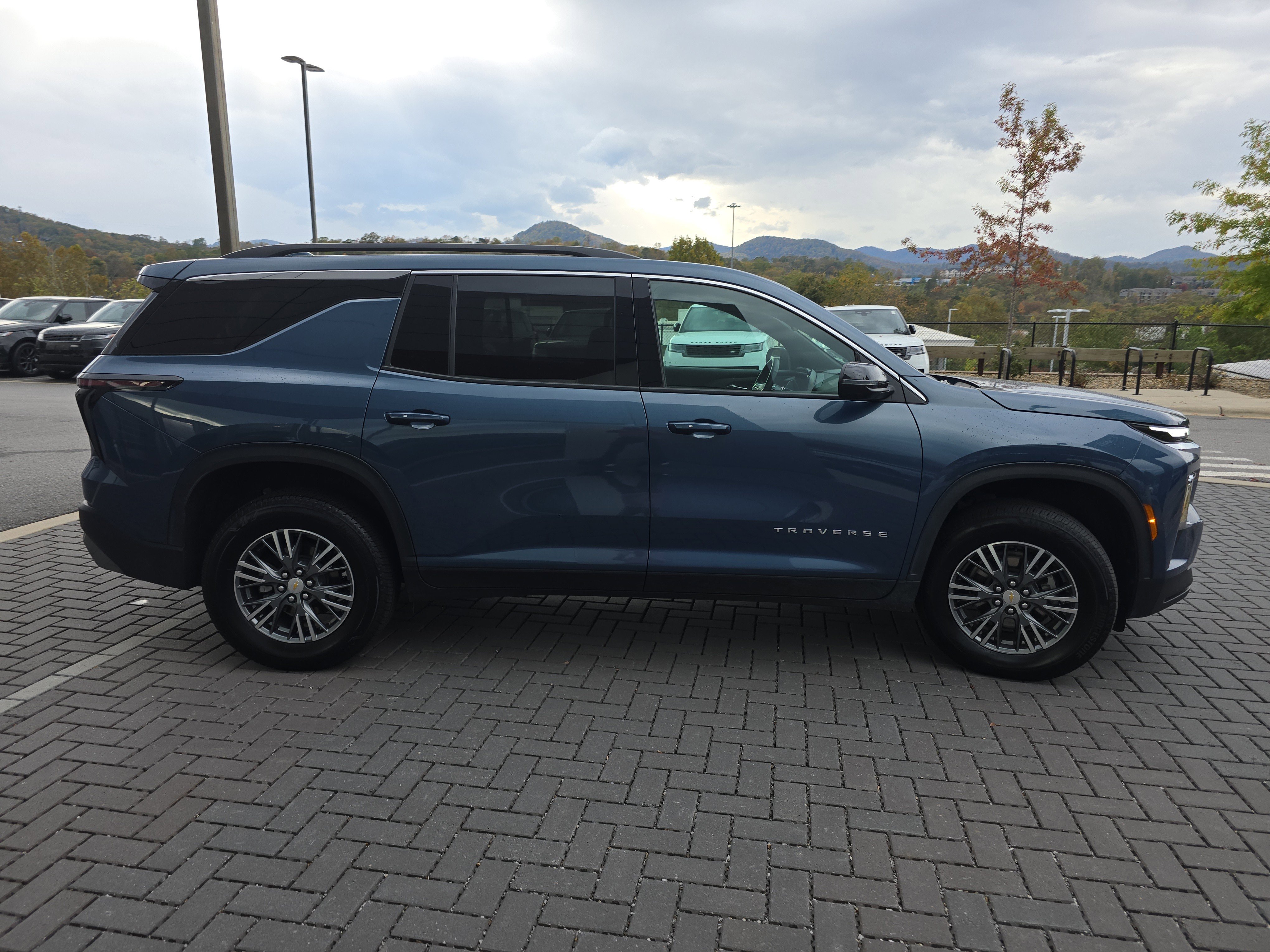 Used 2025 Chevrolet Traverse LT image 4