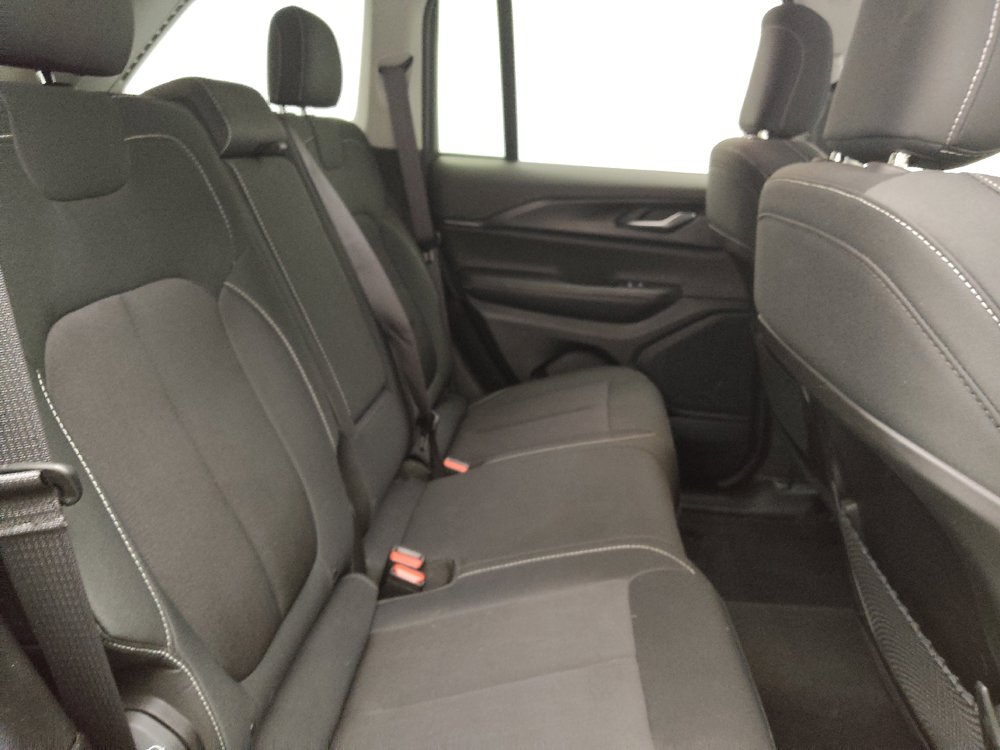 Used 2023 Jeep Grand Cherokee Laredo AWD/4WD image 19