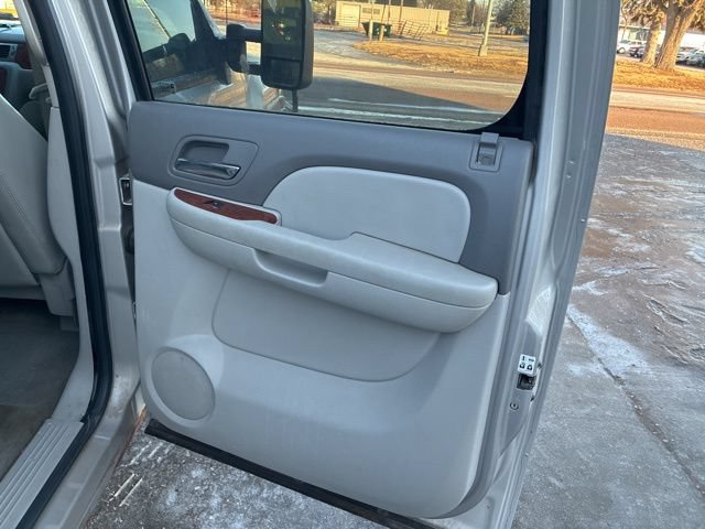 Used 2007 Chevrolet Silverado 1500 LTZ w/ EZ-Lift Tailgate Package AWD/4WD image 18