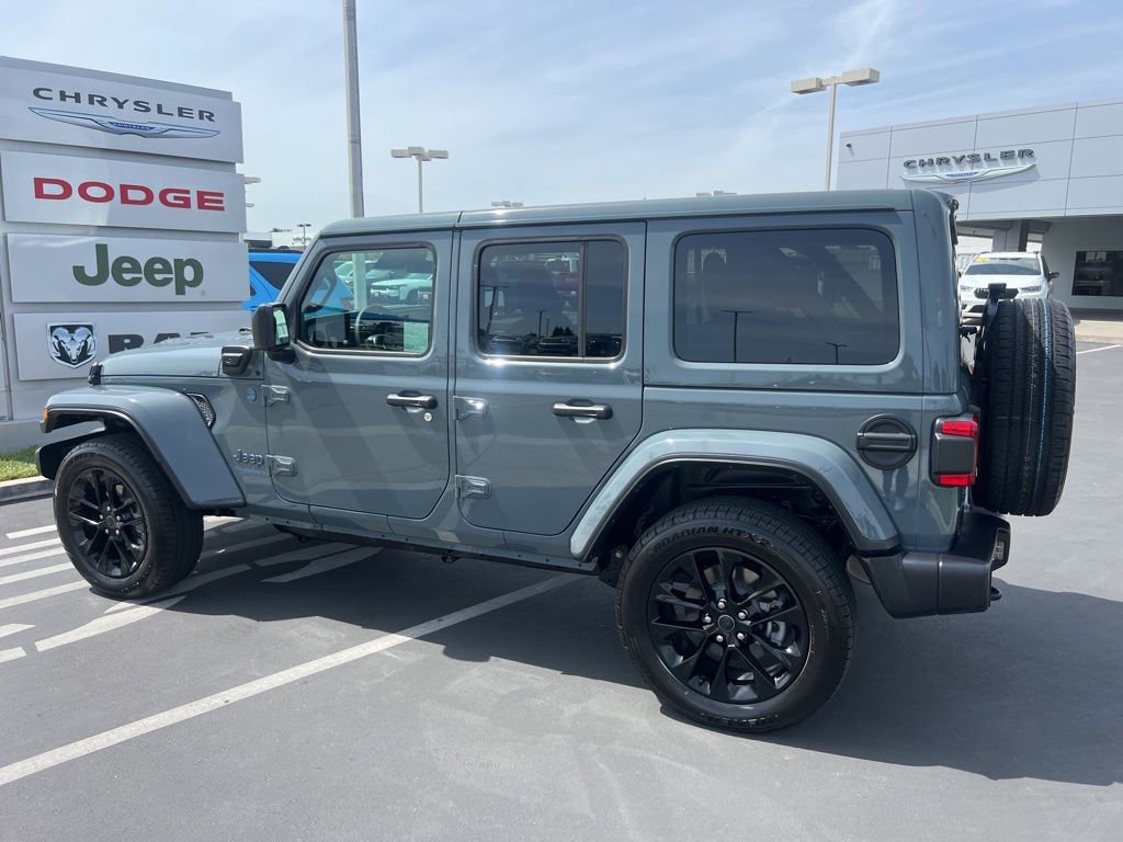 Used 2025 Jeep Wrangler Unlimited Sahara w/ Safety Group AWD/4WD image 25