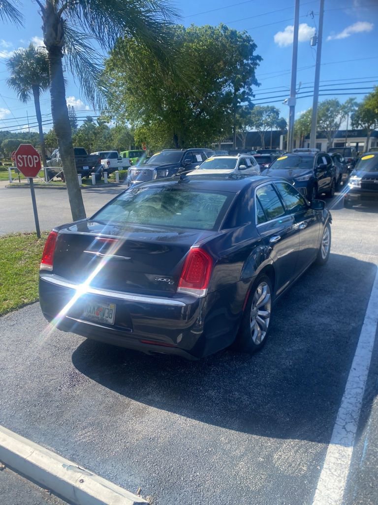 Used 2017 Chrysler 300 C RWD image 4