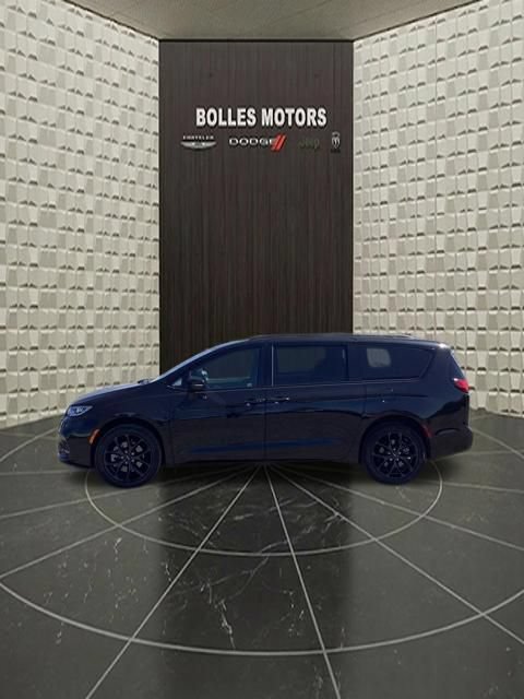 Certified 2023 Chrysler Pacifica Touring-L w/ S Appearance Package AWD/4WD image 9